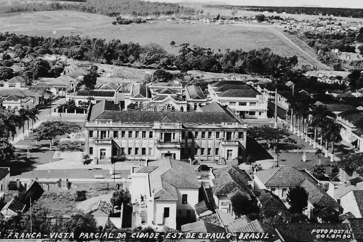 03. Vista do centro de Franca, com Hotel Francano ao centro, foto sem data<br />Foto postal Colombo 