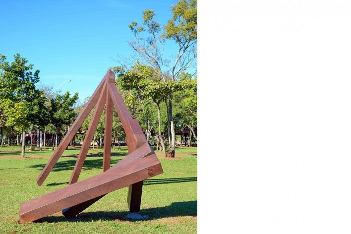 <i>Eixo Paralelo ao da Rotação da Terra</i>, escultura pública de Marco do Valle na Unicamp, novembro de 1987<br />Foto Melissa Vendite 