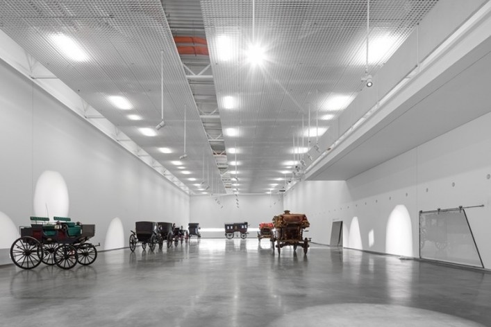 Museu Nacional dos Coches, sala de exposições no pavilhão principal, Lisboa. Arquiteto Paulo Mendes da Rocha, MMBB arquitetos e Bak Gordon arquitetos<br />Foto Fernando Guerra  [FG+SG Architectural Photography]