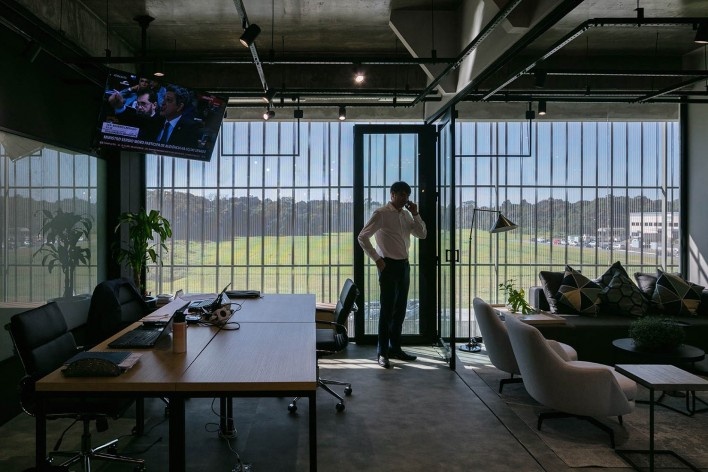 Ágora Tech Park, Joinville SC Brasil, 2019. Arquitetos Marcus Vinicius Damon, Guilherme Bravin e Andressa Diniz / Estúdio Módulo<br />Foto Nelson Kon 