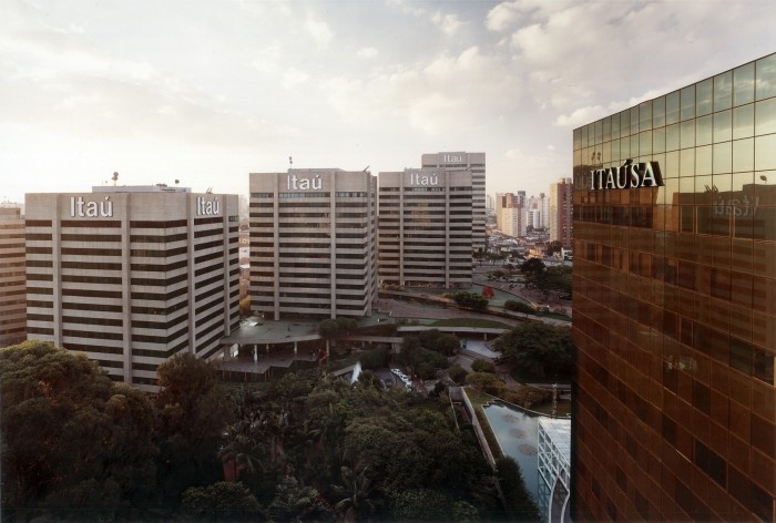 Centro Empresarial Itaú, vista das áreas livres, metrô Conceição. Itauplan e Aflalo & Gasperini<br />Foto Nelson Kon 