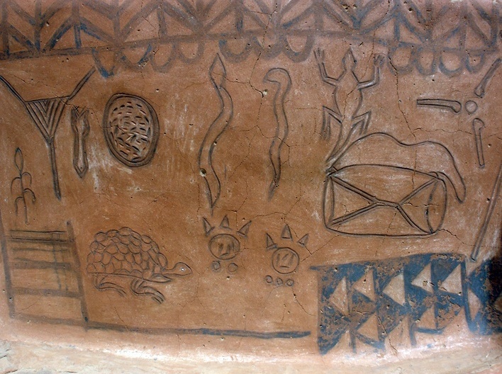 Pintura em casa de barro, aldeia de Tiébélé<br />Foto Renato Barbieri 