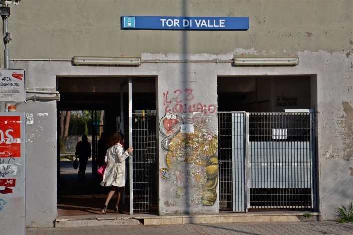 Estação de Tor di Valle, do itinerário ferroviário Roma – Lido, nas franjas do centro urbano, na parte sudeste de Roma<br />Foto Fabio José Martins de Lima 