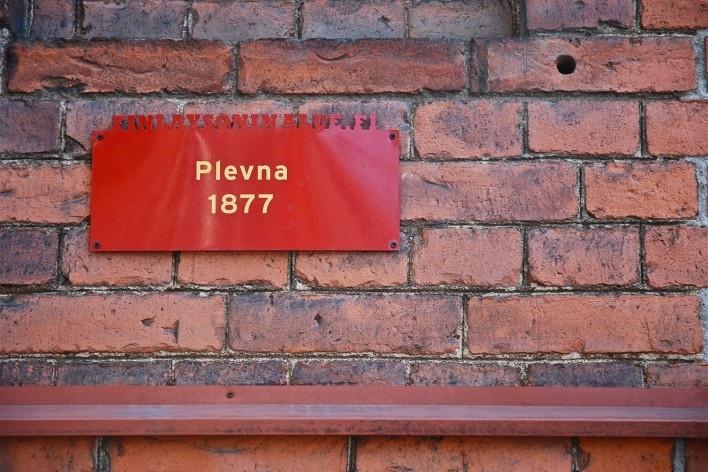 Detalhe de placa memorial indicativa em unidade fabril relacionada a fabrica de algodão de Plevna, na Finlayson & Co Cotton Mills, concluída em 1877<br />Foto Fabio Lima 