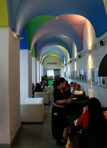 Café com alfajores entre uma sala e outra<br />Foto Bruno Silveira Carvalho 