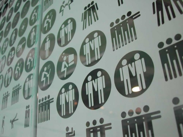 Painel de Michael Rock; uma imagem figurativa feita de pontos-diagramas<br />Foto Carlos M. Teixeira 