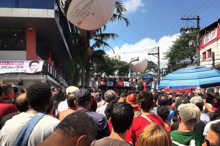 Rua frontal ao Sindicato de Metalúrgicos do ABC com palanque ao fundo, São Bernardo do Campo<br />Foto Abilio Guerra 