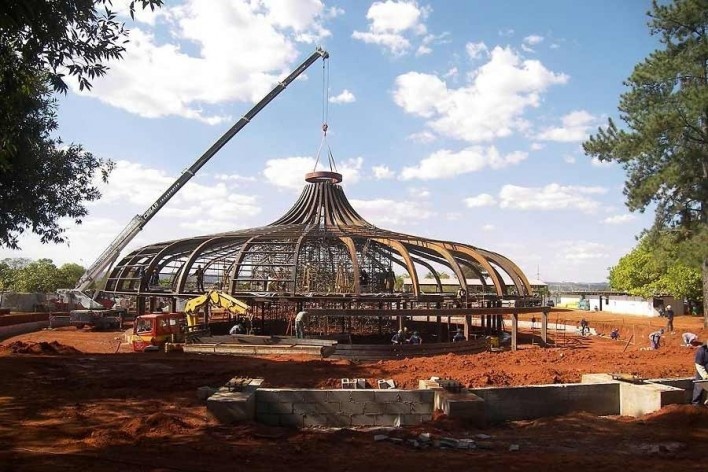 Fundação Darcy Ribeiro. Montagem do anel de cobertura. Instituto Brasileiro de Tecnologia do Habitat, Arquiteto João Filgueiras Lima, Lelé. Brasília DF, Brasil, 2010