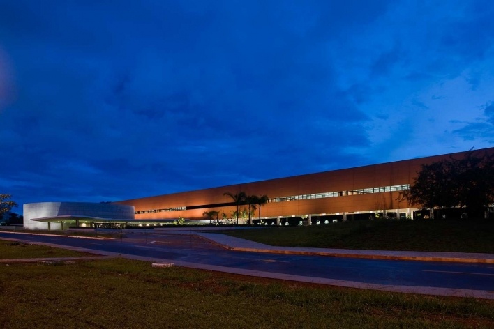 FHE – Fundação Habitacional do Exército, vista noturna, fachada norte, auditório e marquise. Escritório MGS – Macedo, Gomes & Sobreira<br />Foto Joana França 