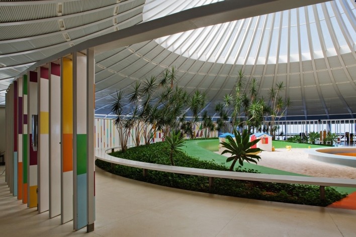 Sarah Brasília Lago Norte, área central do Centro de Apoio à Paralisia Cerebral, Brasília DF<br />Foto Nelson Kon  [LIMA, João Filgueiras (Lelé). "Arquitetura - uma experiência na área da saúde"]