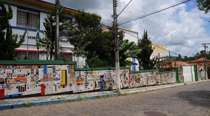 Visão ampla do Muro da Escola Estadual Dr. Genésio Cândido Pereira 2<br />Foto Bianca Siqueira Martins Domingos 