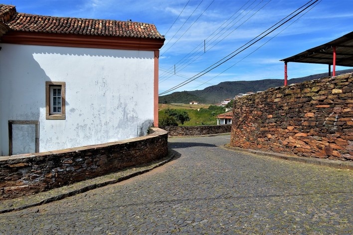 Aplicação de diferentes rochas na pavimentação de rua, muros e peitoral, verga e ombreiras de janela, Bairro do Padre Faria, Ouro Preto MG, 2014<br />Foto Elio Moroni Filho 