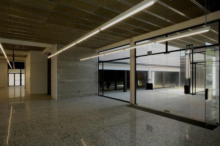 L’Auditori en Massanass. Vista del patio y del acceso exterior visto desde recepción. Carlos Gómez y Eva Álvarez, Gómez+Álvarez arquitectes, Valencia, España, 2009-2011.