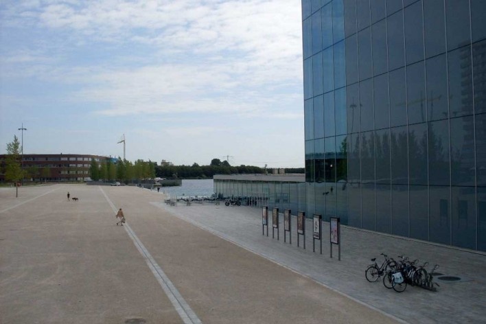 Almere Centrum: o bloco mais alto do Teatro de Almere abriga a sala de espetáculos; o menor, o foyer e a bilheteria
<br> Data da foto: 27/08/2009 </br><br />Foto Taiana Car Vidotto 
