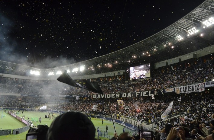 Torcida dentro do estádio de Yokohama<br />Foto Roberto Abramovich 