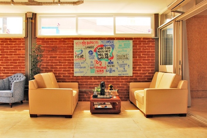 Wikilab Coworking, sofá do café, São Carlos, 2016. Arquiteto José Calijuri Hamra<br />Foto divulgação 
