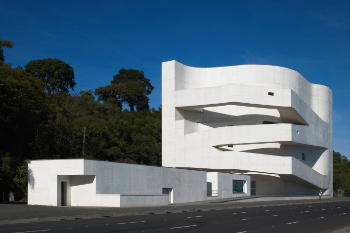 Sede da Fundação Iberê Camargo, vista principal. Arquiteto Álvaro Siza, 2008<br />Foto Nelson Kon 