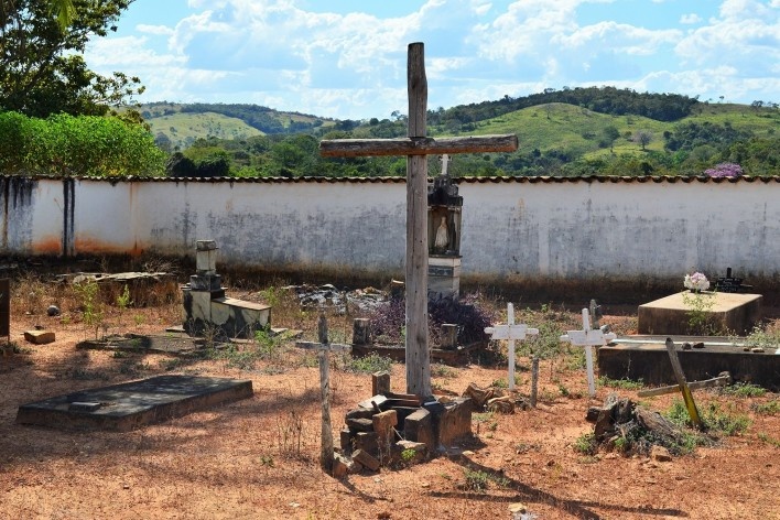 Capela de Nossa Senhora do Rosário, cemitério lateral bastante pobre com cruzeiro de madeira ao centro, tendo ao fundo a paisagem do sertão goiano, Arraial da Barra, Goiás Velho GO, 2014<br />Foto Elio Moroni Filho 