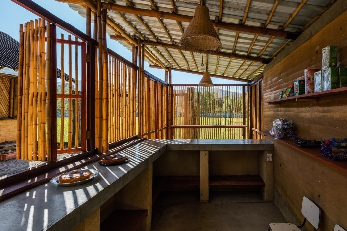 Centro comunitário Camburi, Ubatuba SP Brasil, 2018. CRU! Architects, Sven Mouton, Reintje Jacobs, Britt Christiaense e Jan Detavernier<br />Foto Nelson Kon 