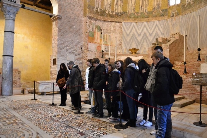 Interior da Basílica, turistas, afrescos e mosaicos<br />Foto/photo Fabio Lima 