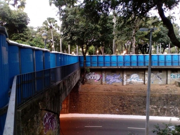 Banheiros químicos emoldurando a praça do Campo Grande, circuito Osmar<br />Foto Volha Yermalayeva Franco 
