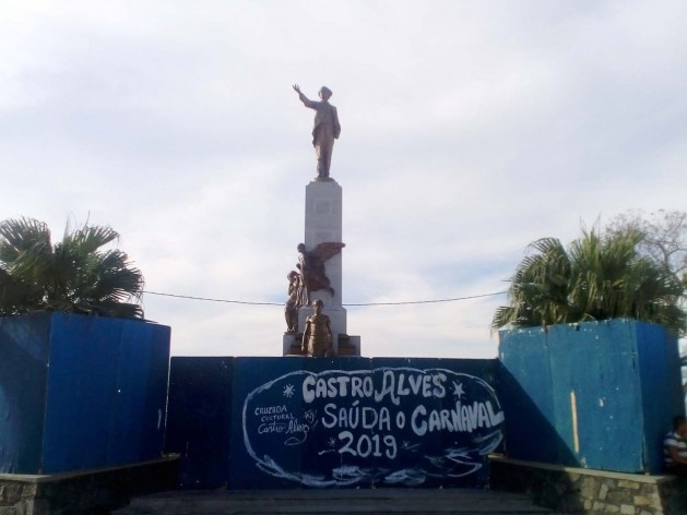 O monumento de Castro Alves na praça do poeta, em Salvador, faz parte do circuito Osmar (Campo Grande – avenida Sete de Setembro – rua Carlos Gomes). O monumento está cercado de tapumes de cor azul que contêm a inscrição “Castro Alves saúda o Carnaval 201<br />Foto Volha Yermalayeva Franco 