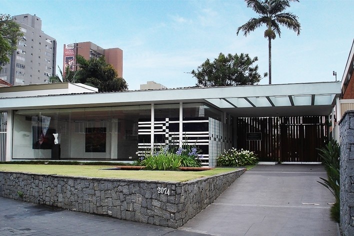 Jo Slaviero e Guedes Galeria de Arte, arquitetura de Miguel Juliano, paisagismo de Waldemar Cordeiro e painel de Maurício Nogueira Lima<br />Foto Michel Gorski 