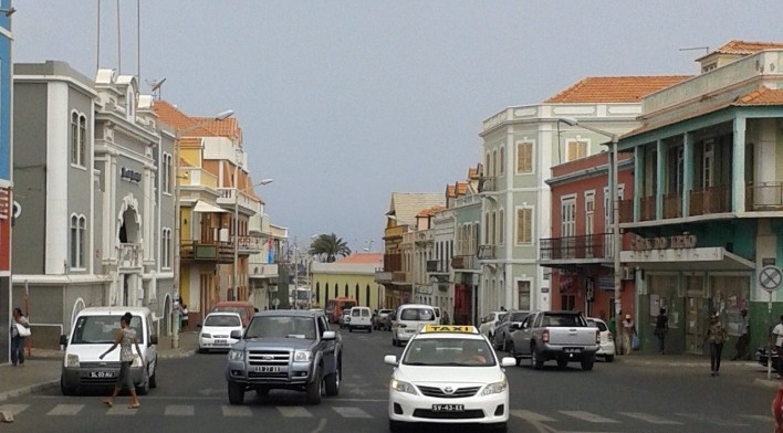 Mindelo, Rua dos Libertadores de África (antiga Rua de Lisboa), eixo com arquitetura de interesse cultural<br />Foto Marcela Santana, 2016 