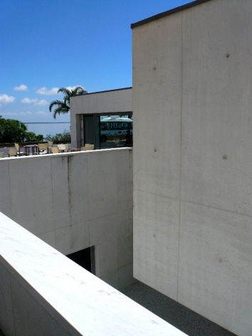 Edifício administrativo e café<br />Foto Diogo Figueiredo de Freitas 