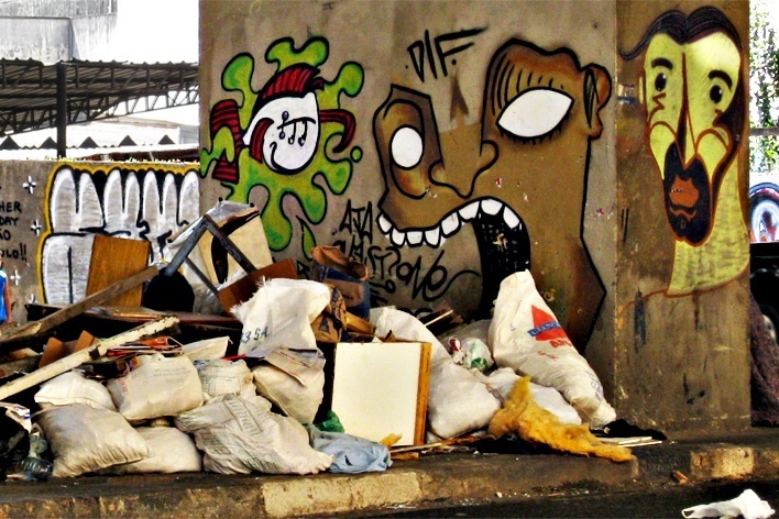 Grafite na Avenida São João (embaixo do Minhocão), São Paulo<br />Foto Paula Janovitch 