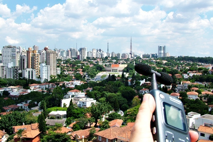 Gravando os ruídos de São Paulo com o "Mickey"<br />Foto Paula Janovitch 