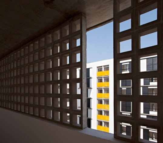 Residencial Corruíras, cobogós nas áreas de circulação. Marcos Boldarini, Lucas Nobre e Renato Bomfim<br />Foto Daniel Ducci 