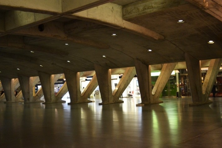 Espaço de comércio ao redor da grande circulação vertical, na Estação Oriente, Lisboa<br />Foto Juliano Carlos Cecílio Batista Oliveira 