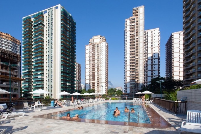 Piscina em condomínio da Barra da Tijuca, Rio de Janeiro RJ<br />Foto Tuca Vieira 