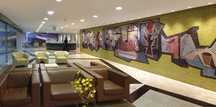 Hospital Professor Edmundo Vasconcelos, painel artístico no saguão<br />Foto Victor Hugo Mori 