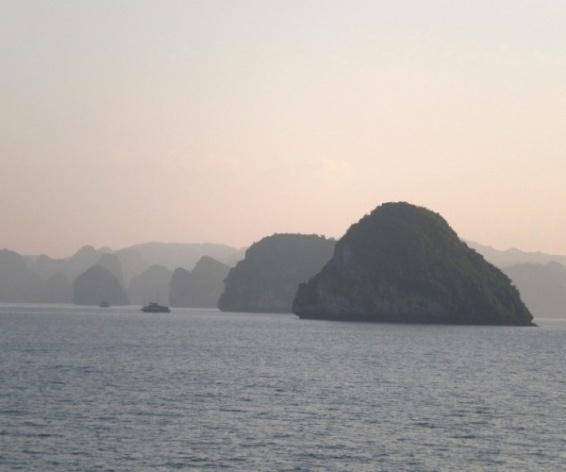 Baía de Ha Long, visão mágica das ilhas<br />Foto Lucia Maria Borges de Oliveira 