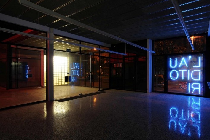 L’Auditori en Massanass. Vista del acceso exterior desde el vestíbulo interior, de noche. Carlos Gómez y Eva Álvarez, Gómez+Álvarez arquitectes, Valencia, España, 2009-2011.