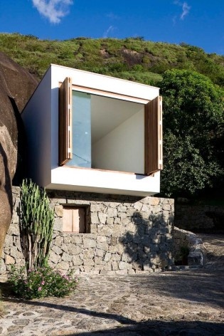 Casa Box, vista frontal da casa. Alan Chu e Cristiano Kato Arquitetos, menção honrosa categoria profissional/ obras concluídas. Ilhabela, SP, 2008.