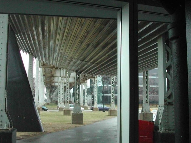 O nada fotogênico tubo Exelon, que divide o McCormick Center (e o IIT) em duas partes e funciona como o principal elemento da cobertura<br />Foto Carlos M. Teixeira 