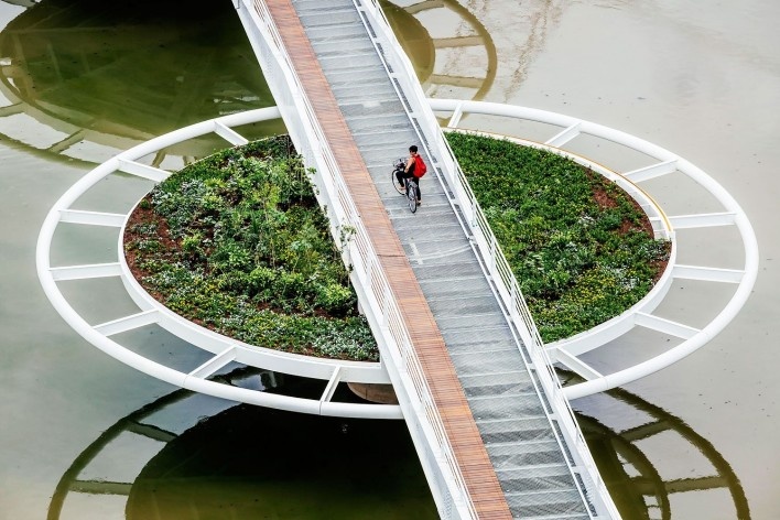 Bayer – Passarela sobre o Canal Guarapiranga, São Paulo, 2013. Arquitetos Roberto Loeb e Luis Capote<br />Foto Pedro Kok 