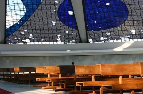 Mulher orando na Catedral de Brasília<br />Foto Sandra Godoy 