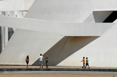 Pessoas passeando junto ao espelho d'água<br />Foto Sandra Godoy 