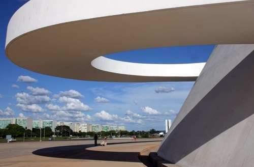 Pessoas andando na sombra da passarela<br />Foto Sandra Godoy 