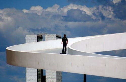 Homem andando na passarela<br />Foto Sandra Godoy 