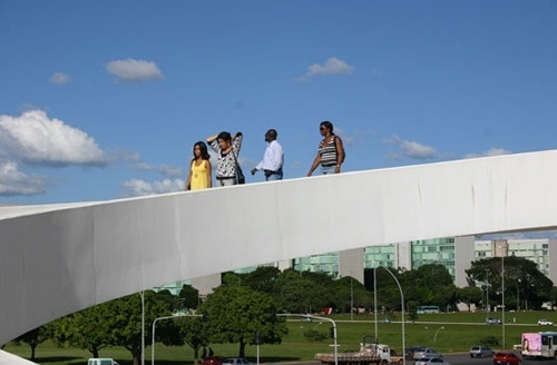 Família andando na passarela<br />Foto Sandra Godoy 