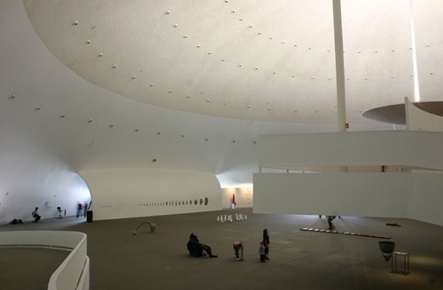 Pessoas observando o interior do Museu Nacional <br />Foto Sandra Godoy 