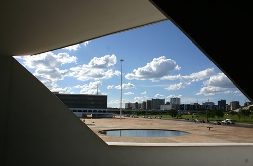 Brasília enquadrada pela entrada do Museu Nacional<br />Foto Sandra Godoy 
