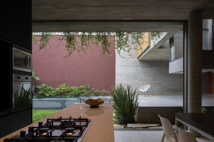 Casa Floresta, Belo Horizonte MG Brasil, 2021. Arquitetos Zargos Rodrigues, Rodrigo Pereira, Frederico Rodrigues, Carla Deltreggia, Ika Okamoto, Letícia Armond, Nathalia Melo e Laís Parreiras (autores) / Estúdio Zargos<br />Foto Jomar Bragança 