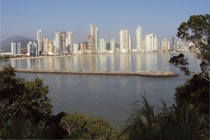 Caminho do estaleiro Balneário Camboriú<br />Foto Verinhas  [Creative Commons]