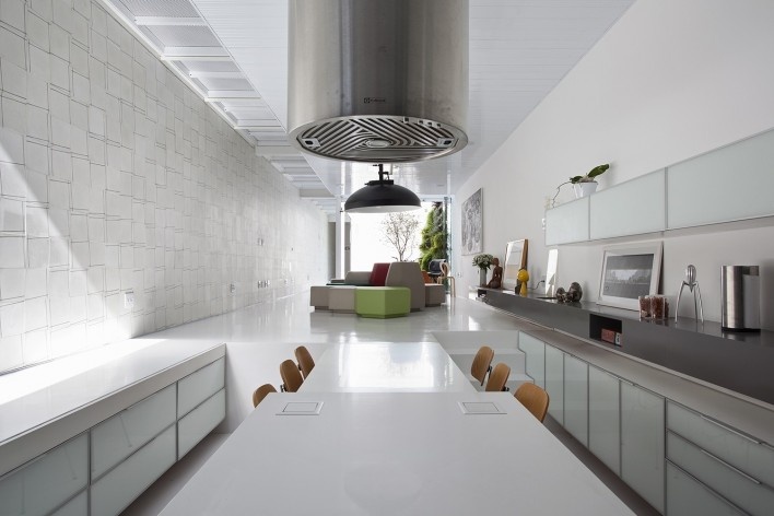 Sala através da cozinha<br />Foto Fran Parente 
